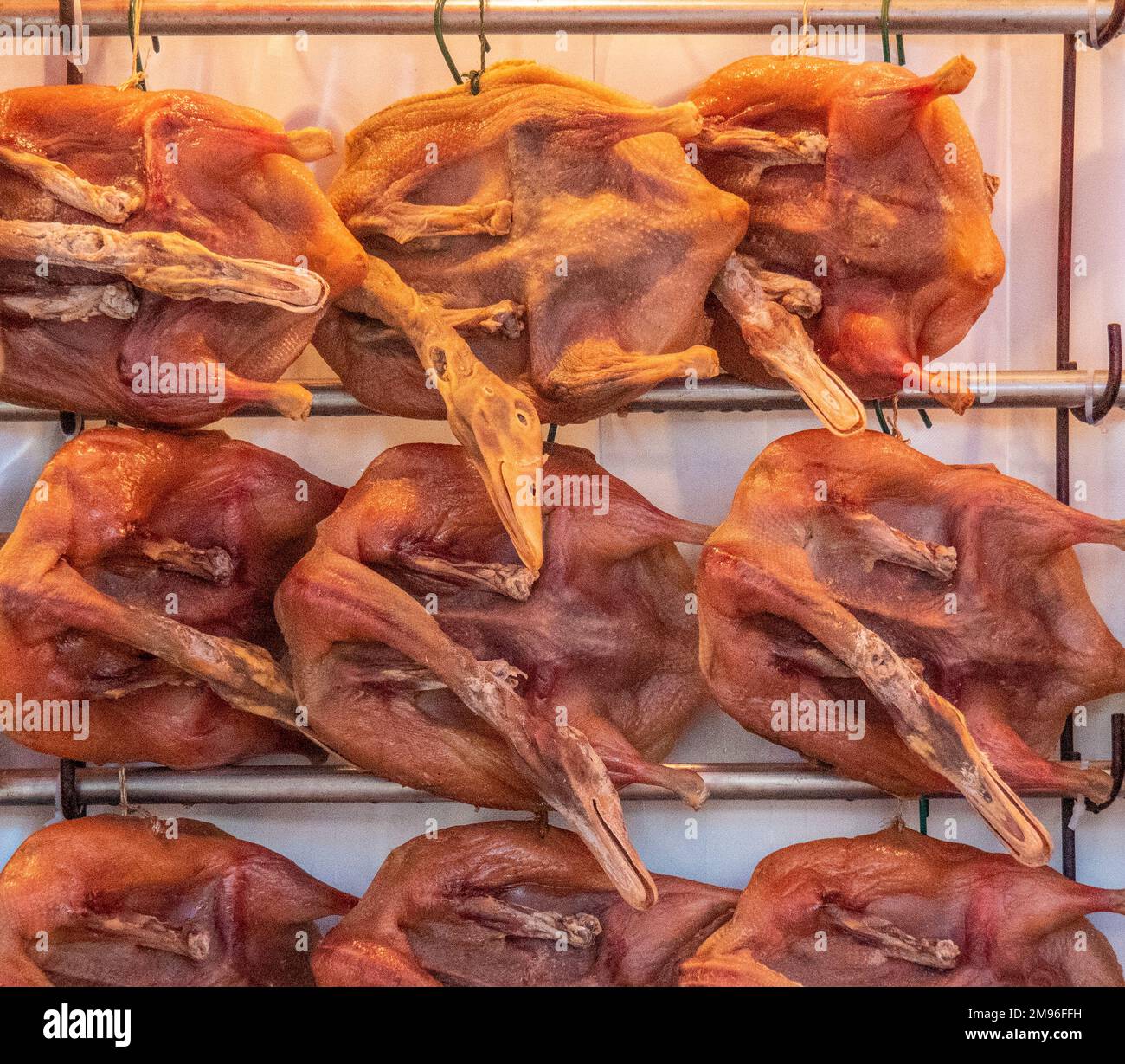 Geräucherte gesalzene Enten, eine Delikatesse des chinesischen Neujahrs, die in einem Imbissstand in Chinatown Singapur verkauft werden kann. Stockfoto