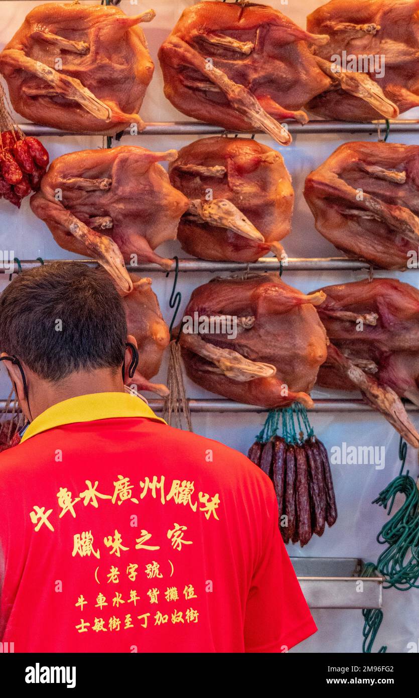 Geräucherte gesalzene Enten, eine Delikatesse des chinesischen Neujahrs, die in einem Imbissstand in Chinatown Singapur verkauft werden kann. Stockfoto