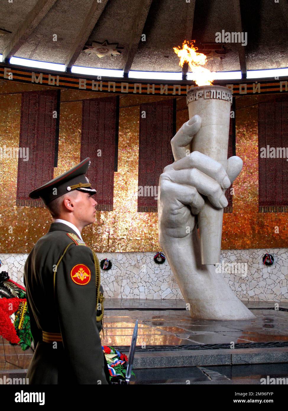 Russland, Wolgograd (Zaryzin, Stalingrad). Schlacht am Stalingrad-Denkmal auf dem Mamajev Kurgan-Hügel. Die Gedenkhalle der Ehre mit der ewigen Flamme. Stockfoto