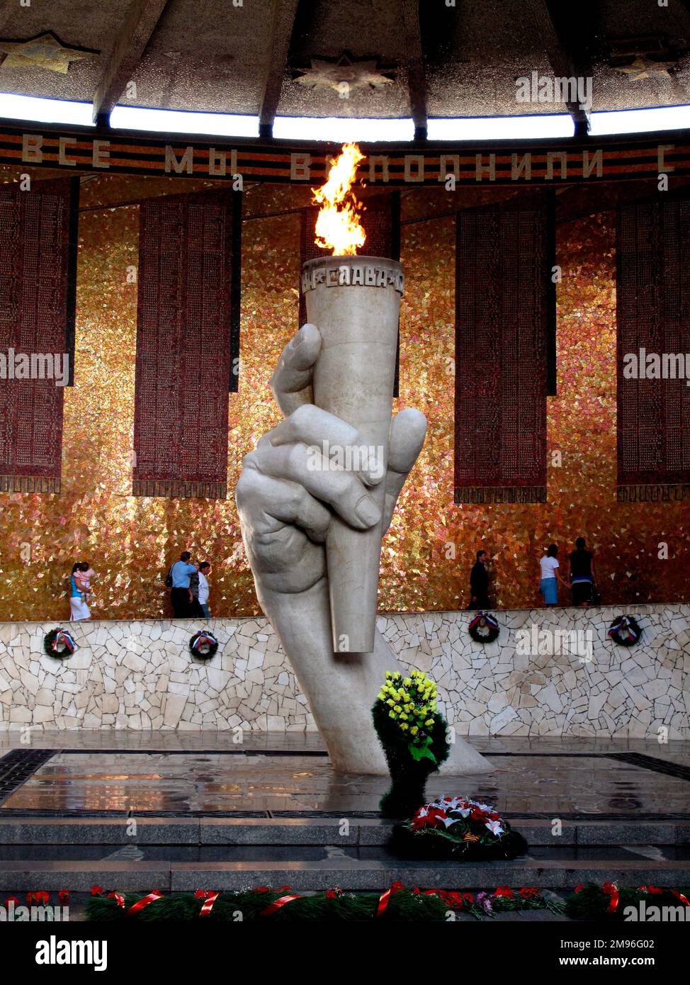 Russland, Wolgograd (Zaryzin, Stalingrad). Schlacht am Stalingrad-Denkmal auf dem Mamajev Kurgan-Hügel. Die Gedenkhalle der Ehre mit der ewigen Flamme. Stockfoto