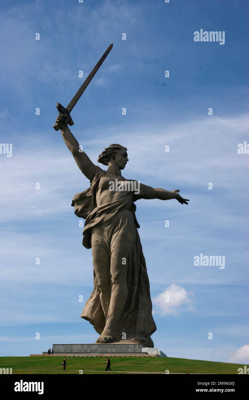 Russland, Wolgograd (Zaryzin, Stalingrad) - die Schlacht von Stalingrad Memorial (im Zweiten Weltkrieg zwischen August und Januar 1942/43). Mamajev Kurgan Hill, die weltweit höchste Statue (82 m) „Mutter Russland“. Stockfoto