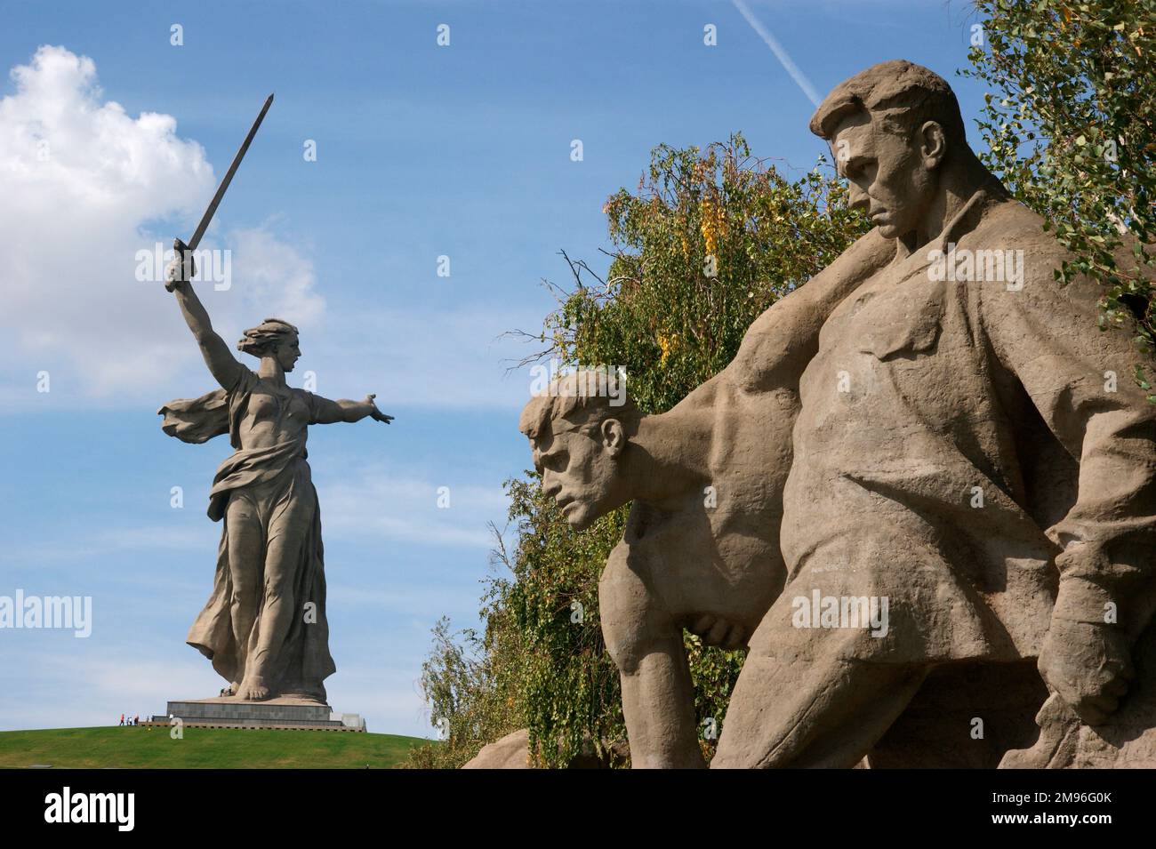 Russland, Wolgograd (Zaryzin, Stalingrad). Schlacht von Stalingrad Memorial, Mamajev Kurgan Hill. Statue "Russische Soldaten in der Schlacht" und massive Statue "Mutter Russland". Stockfoto