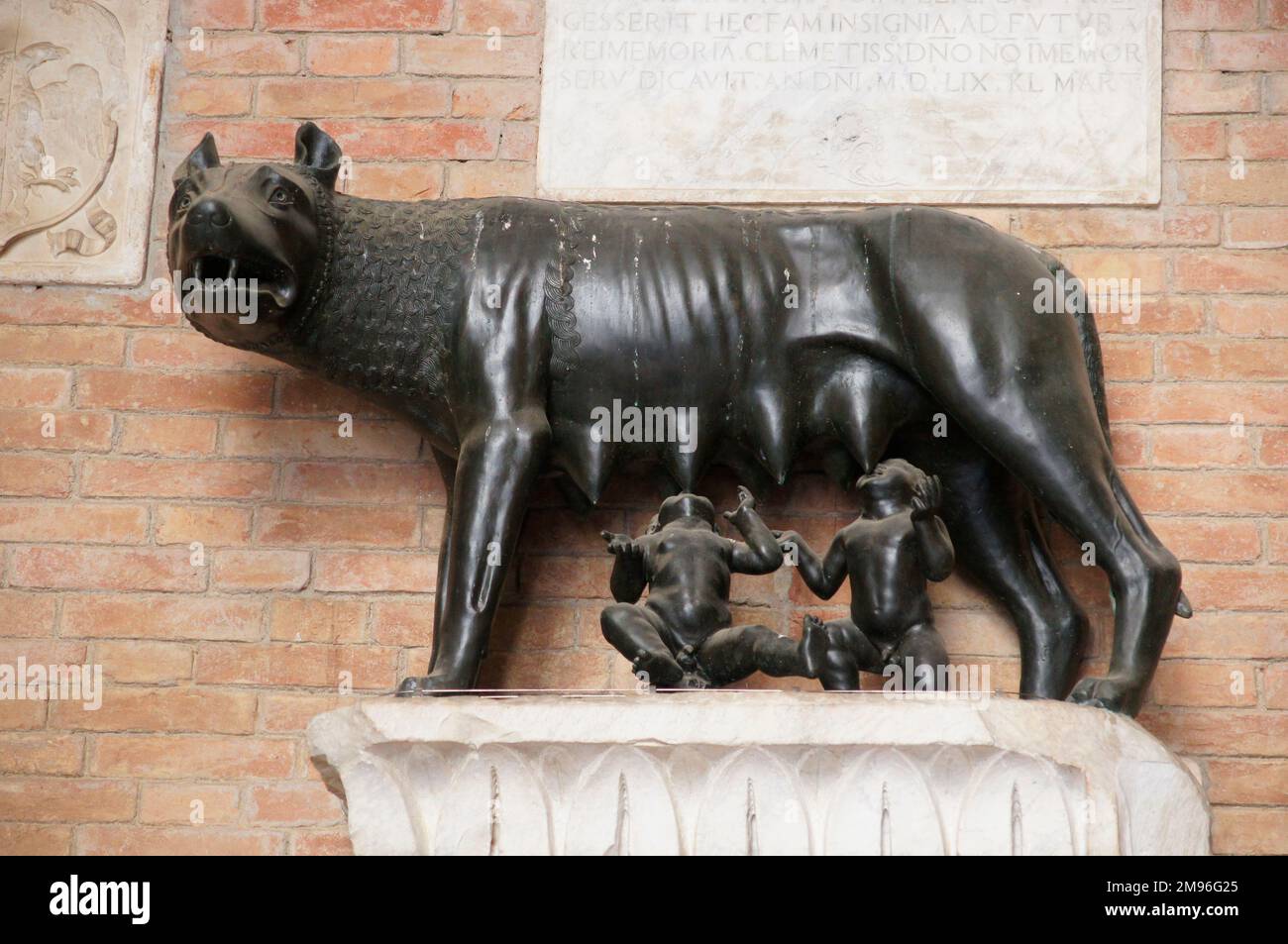 Italien, Toskana, Siena: Bronzeskulptur einer Wölfin, die die Jungen Romulus und Remus saugt - die Zwillingsgründer Roms. Stockfoto