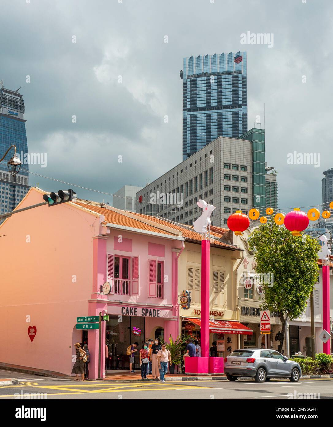 Gemischte architektonische Stile, Ladenhäuser und moderne Bürotürme in Chinatown Singapur Stockfoto