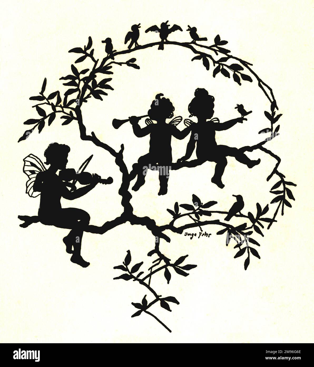 Drei kleine Feen sitzen auf einem Ast, eine spielt Geige, eine kleine Trompete, begleitet von einem Vogelchor. Stockfoto