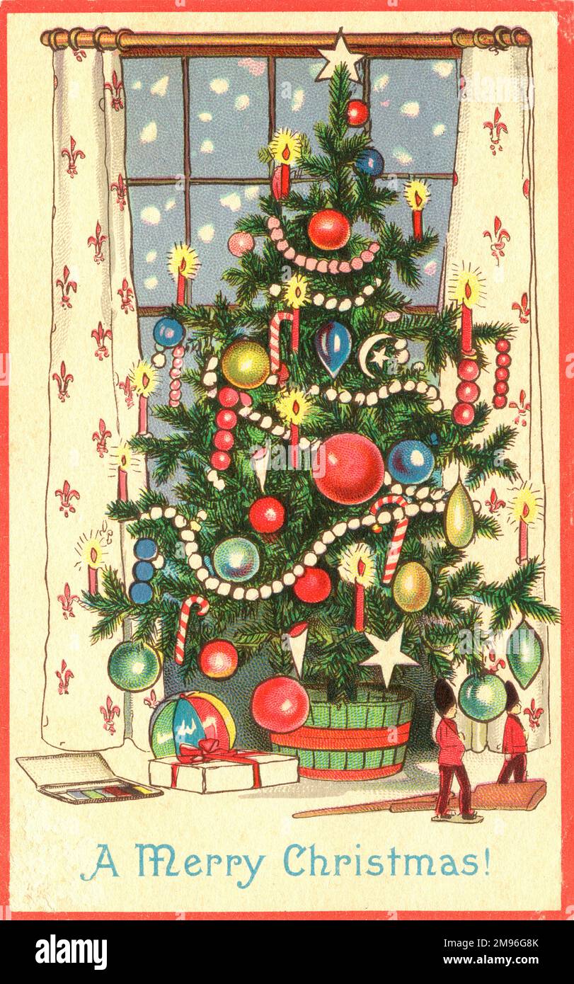 Ein wunderschön dekorierter Weihnachtsbaum mit bunten Kugeln und roten Kerzen. Stockfoto