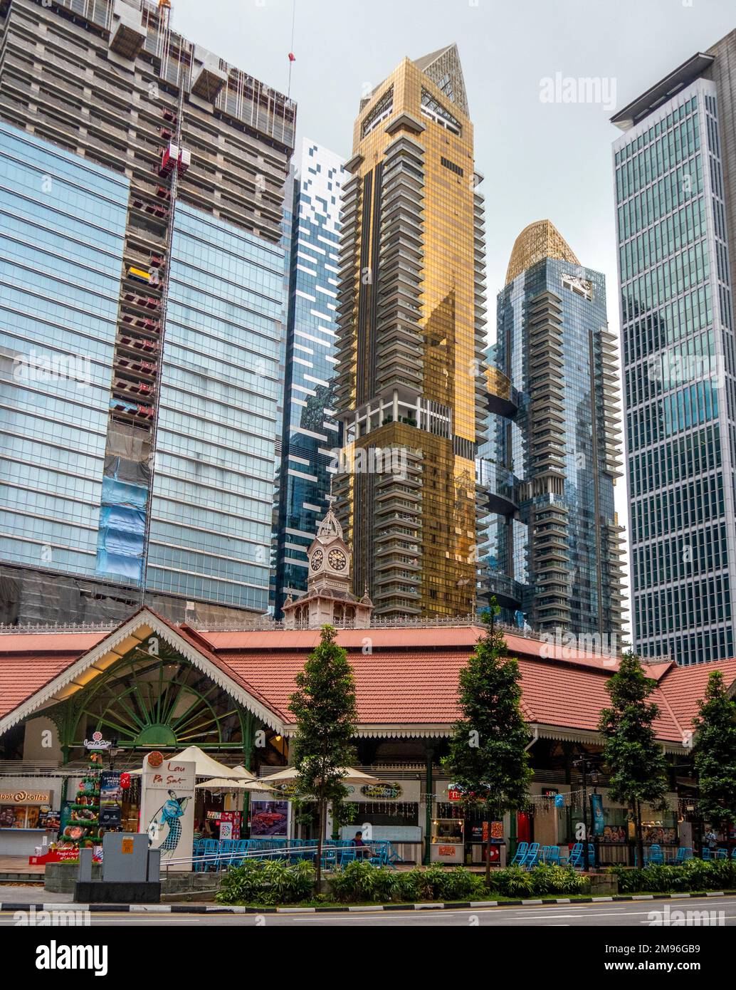 Lau Pa Sat Hawker Centre und hohe Wohn- und Bürotürme Singapur Stockfoto