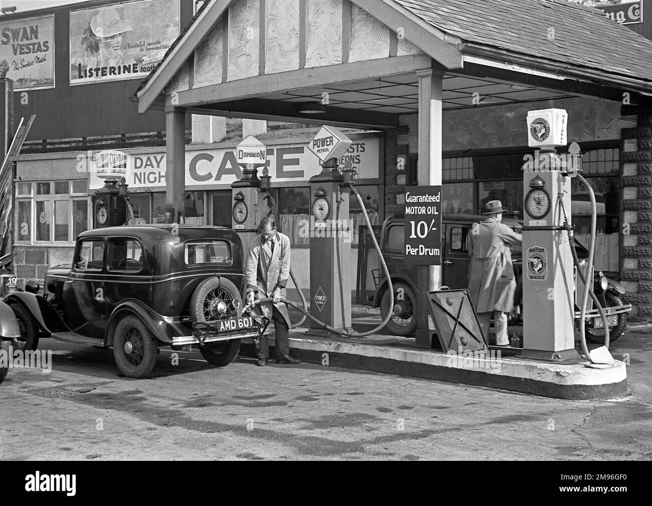 Szene an einer Tankstelle, wo ein Angestellter ein Auto betankt. Stockfoto