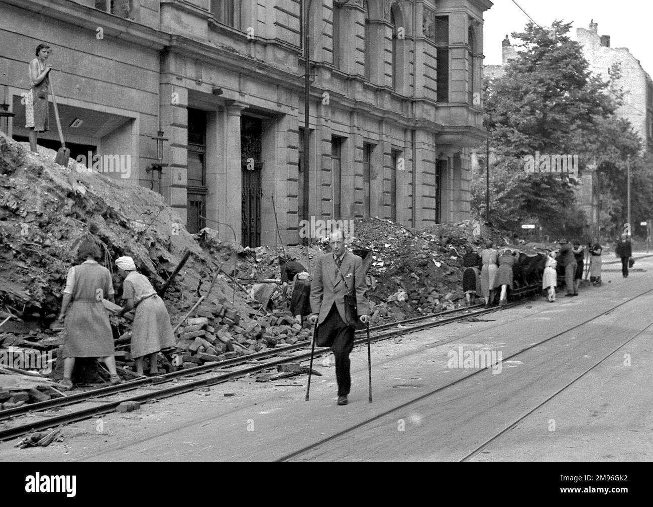 Menschen in einer Bombe zerstörten die Straße in Deutschland während des Zweiten Weltkriegs. Stockfoto