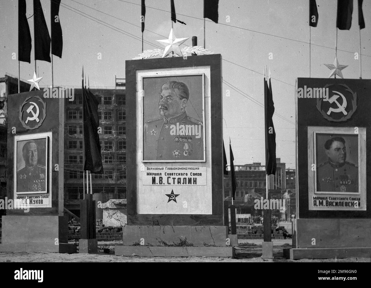 Sowjetische Plakate von Stalin (Mitte), Zhukov (links) und Vasilevsky (rechts). Stockfoto