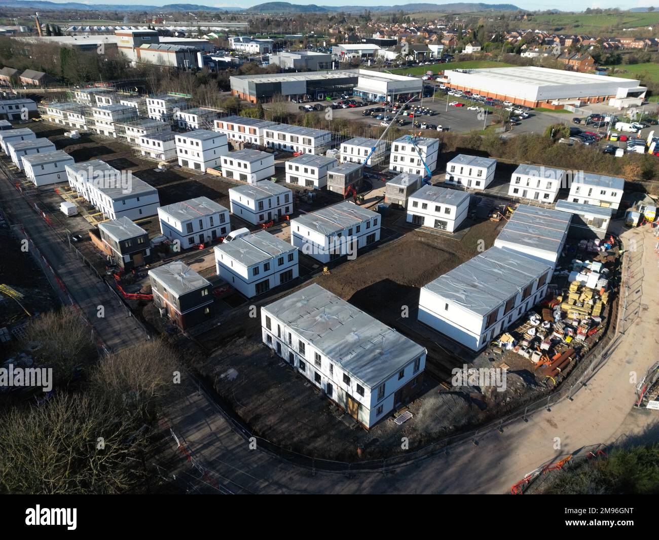Luftaufnahme der modularen Baustelle mit kostengünstigen Wohnungen auf braunem Feld in Hereford, Großbritannien, Stand Januar 2023 Stockfoto