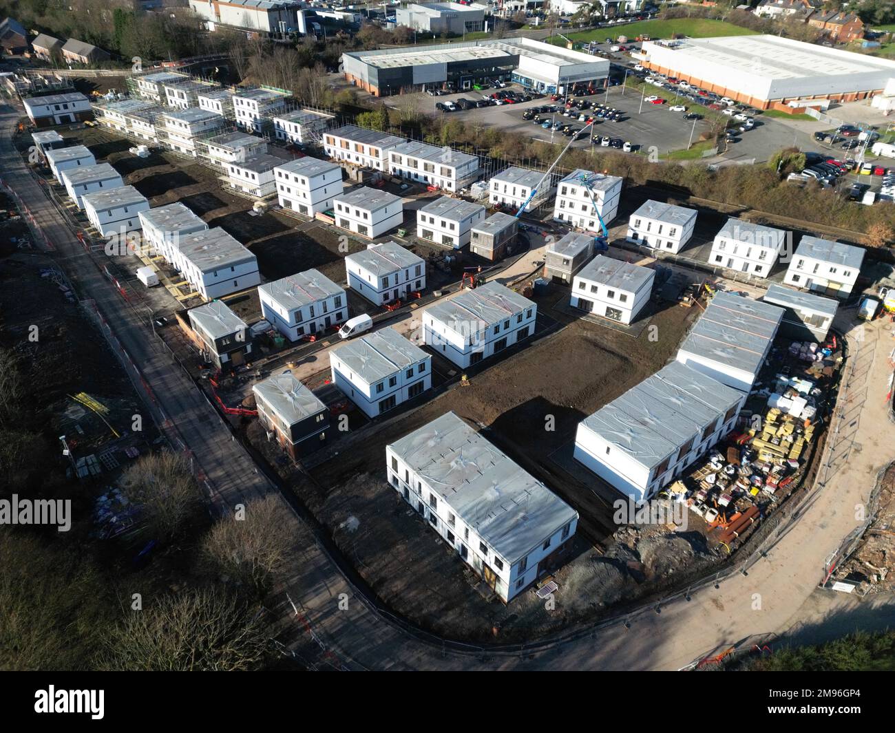 Luftaufnahme der modularen Baustelle mit kostengünstigen Wohnungen auf braunem Feld in Hereford, Großbritannien, Stand Januar 2023 Stockfoto