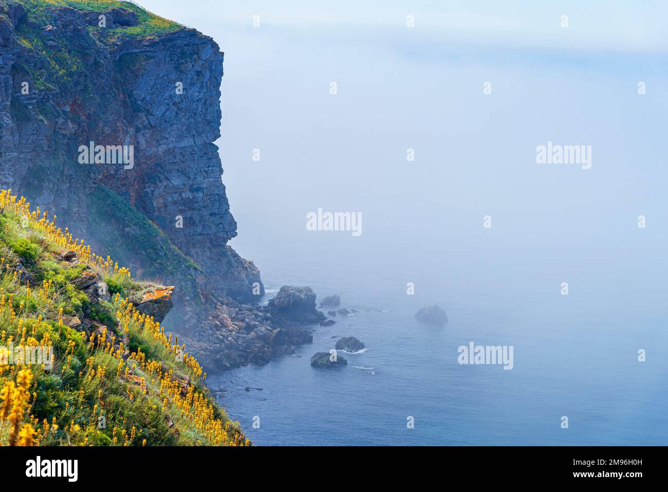 Felsiges Meer und Nebel über dem Wasser. Stockfoto