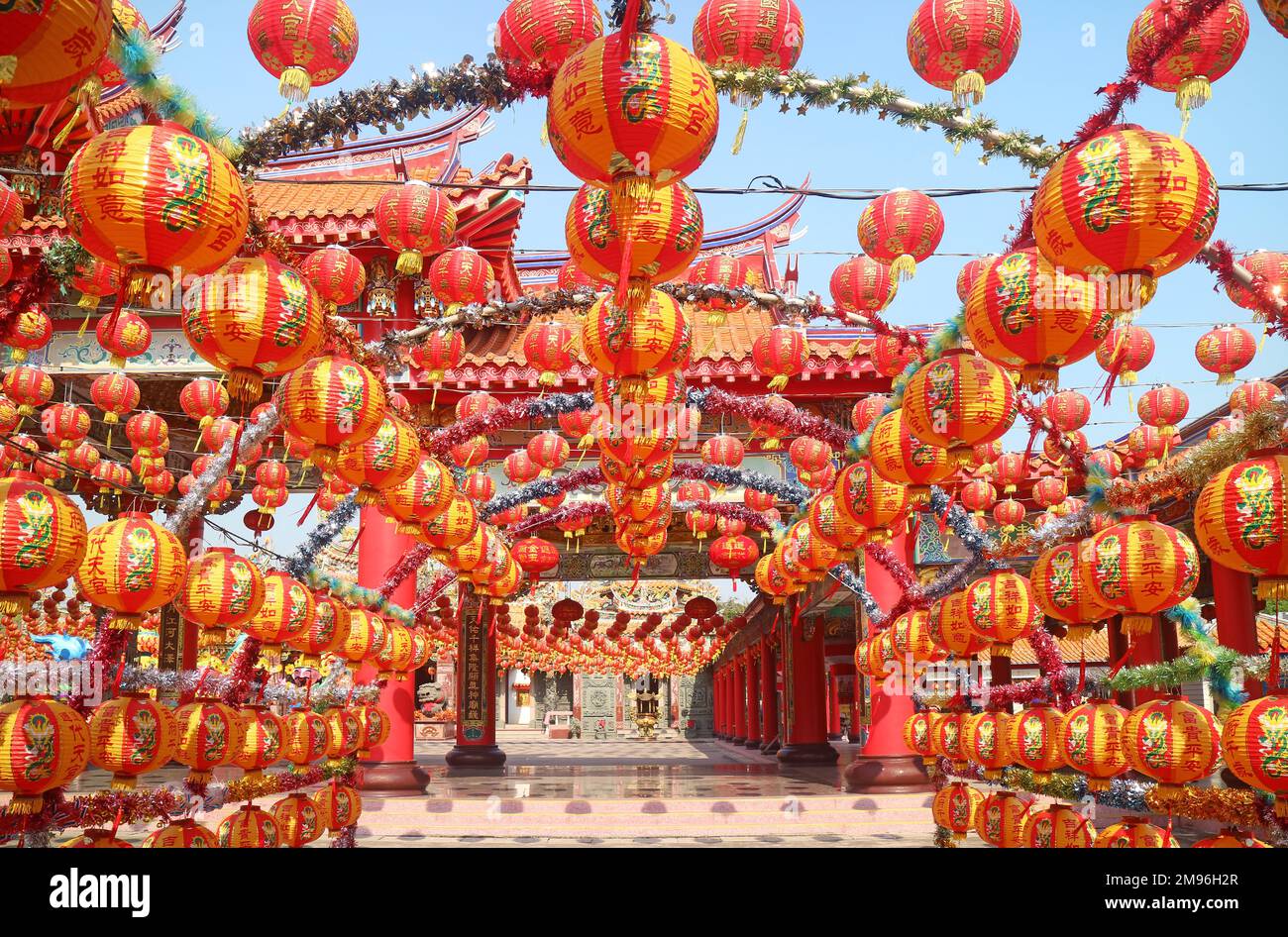 Mondneujahr Hängender Lanterns Tunnel führt zum chinesischen buddhistischen Schrein Stockfoto