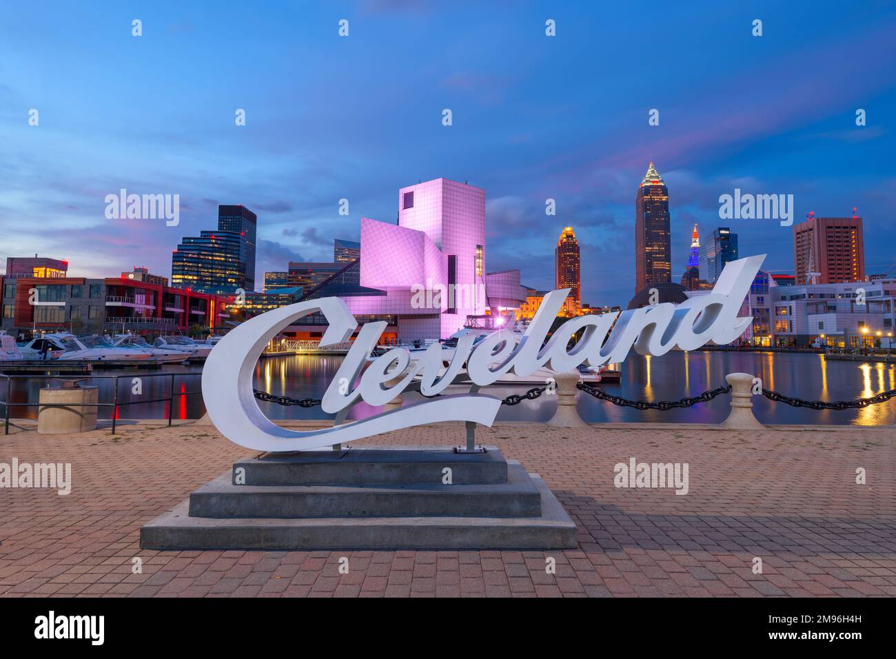 10. AUGUST 2019 - CLEVELAND, OHIO: Die Skyline der Innenstadt von Cleveland vom Voinovich Bicentennial Park am frühen Morgen. Stockfoto