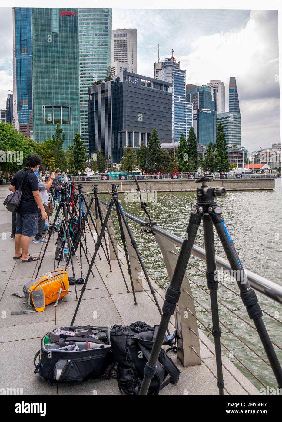 Fotografen, die Stative und Kameras für das Silvesterfeuerwerk in Marina Bay Singapore aufstellen Stockfoto