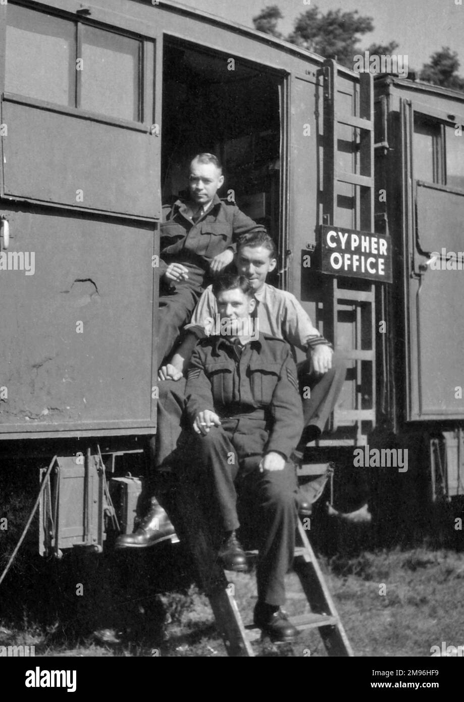 Drei britische Soldaten vor einem Eisenbahnwagen, die während des Zweiten Weltkriegs als Cypher-Büro benutzt wurden. Stockfoto