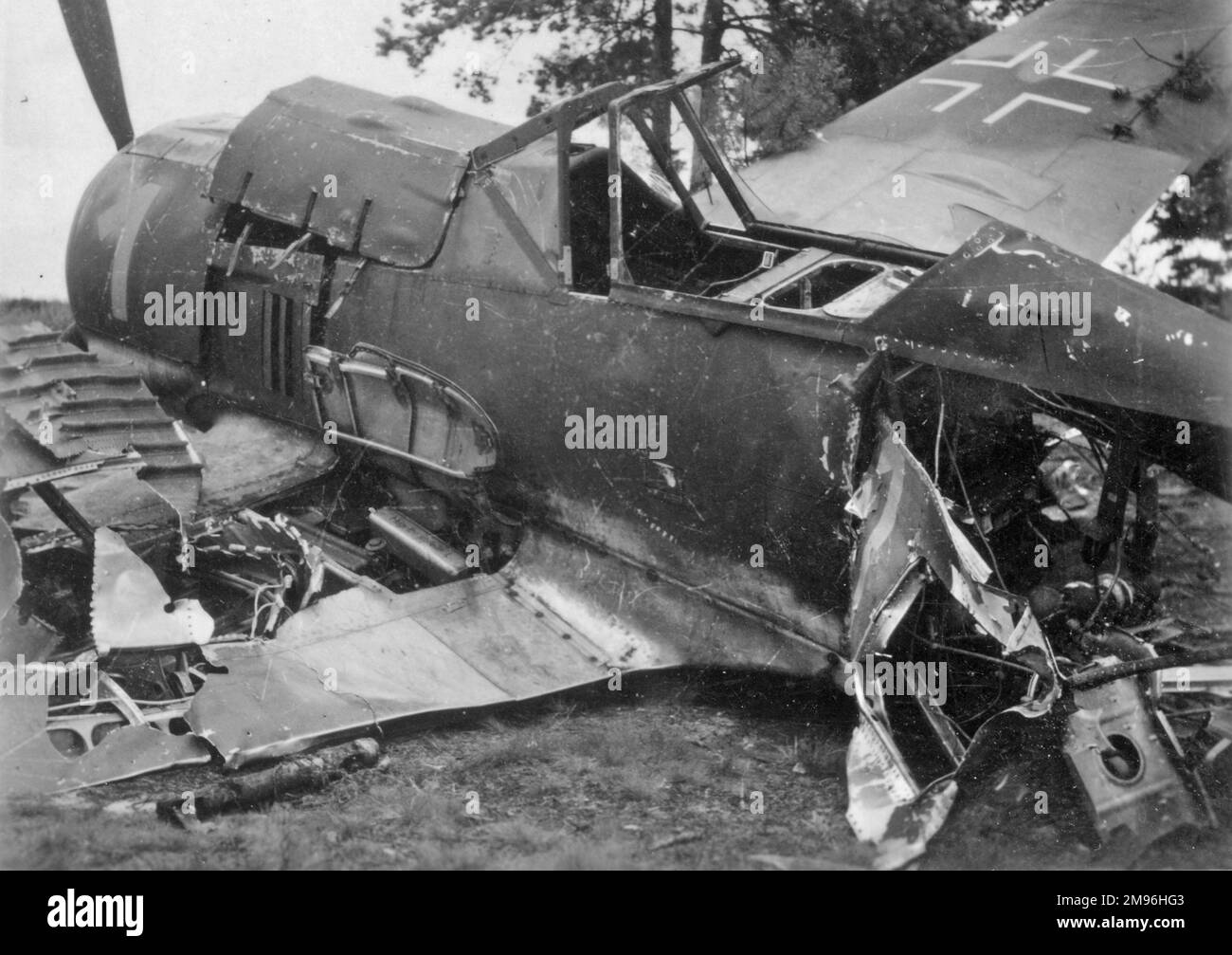 Ein abgestürztes deutsches Flugzeug im Zweiten Weltkrieg. Stockfoto