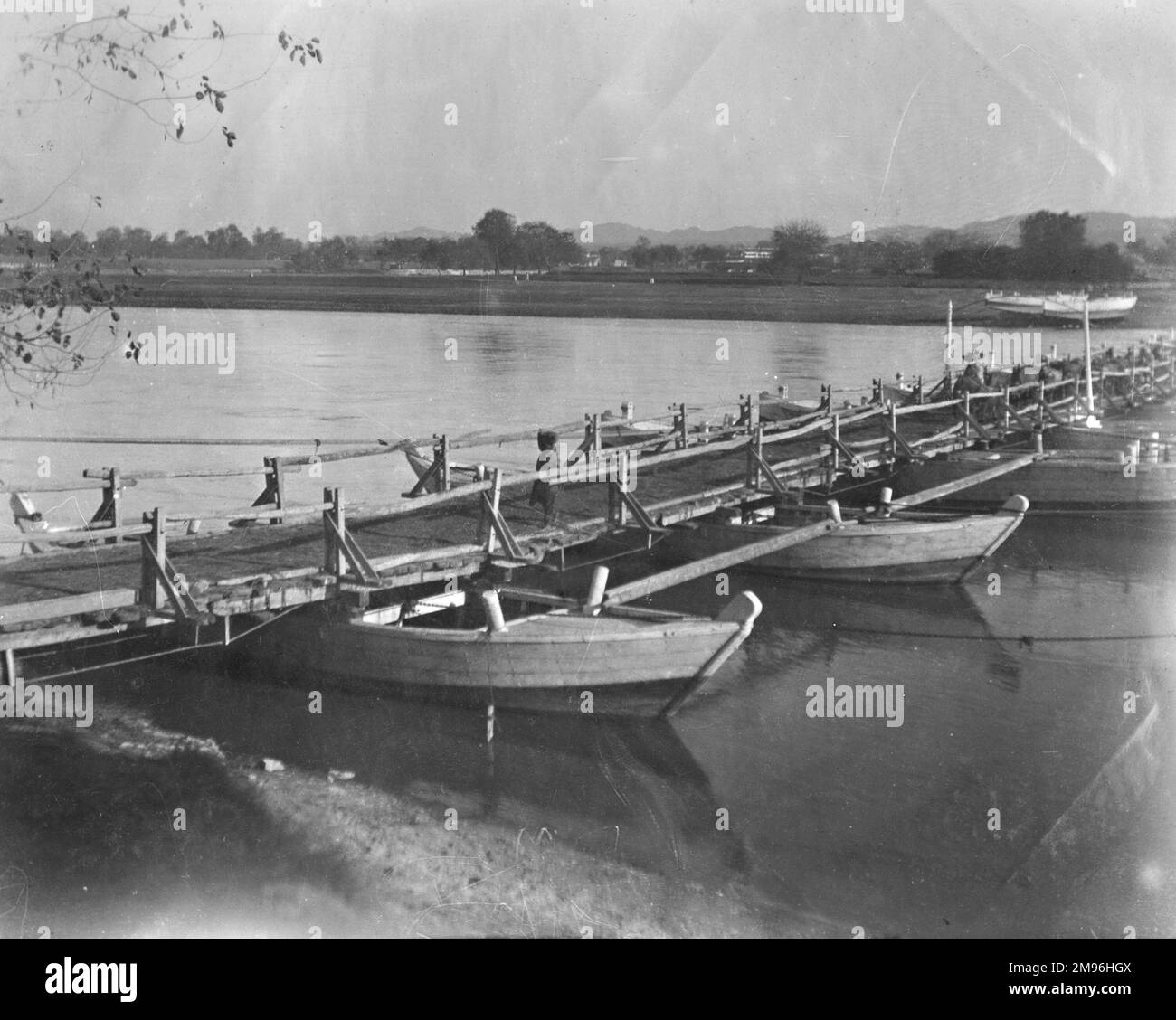 Eine Bailey-Brücke über einen Fluss in Indien. Stockfoto