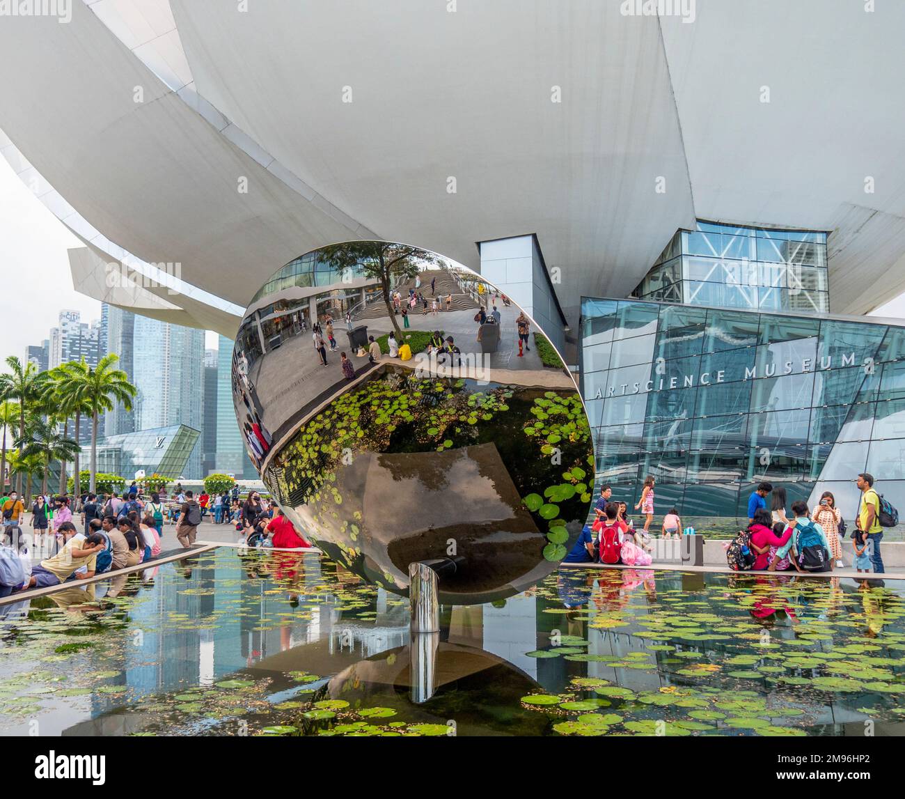 Skulptur Sky Mirror von Anish Kapoor Skulptor in einem Lilienteich im Marina Bay Sands Singapore. Stockfoto