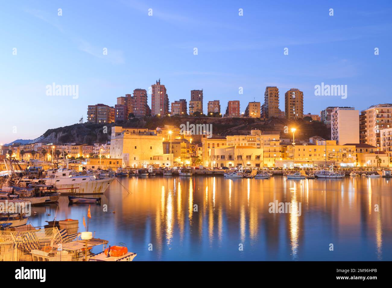 Porto Empedocle, Sizilien, Italien auf dem Wasser in der Dämmerung. Stockfoto