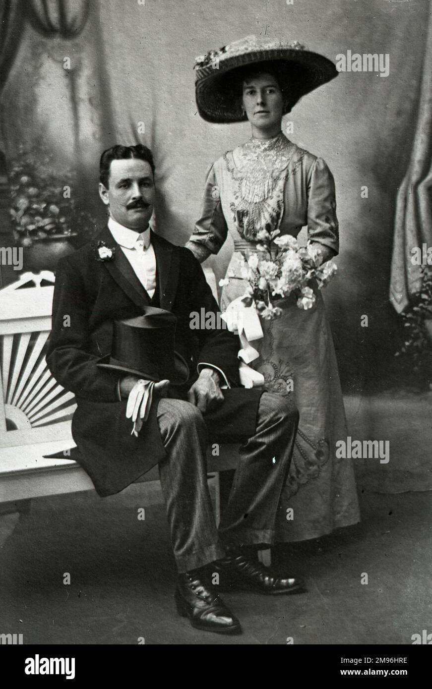 Ein Paar auf einem offiziellen Hochzeitsfoto. Stockfoto