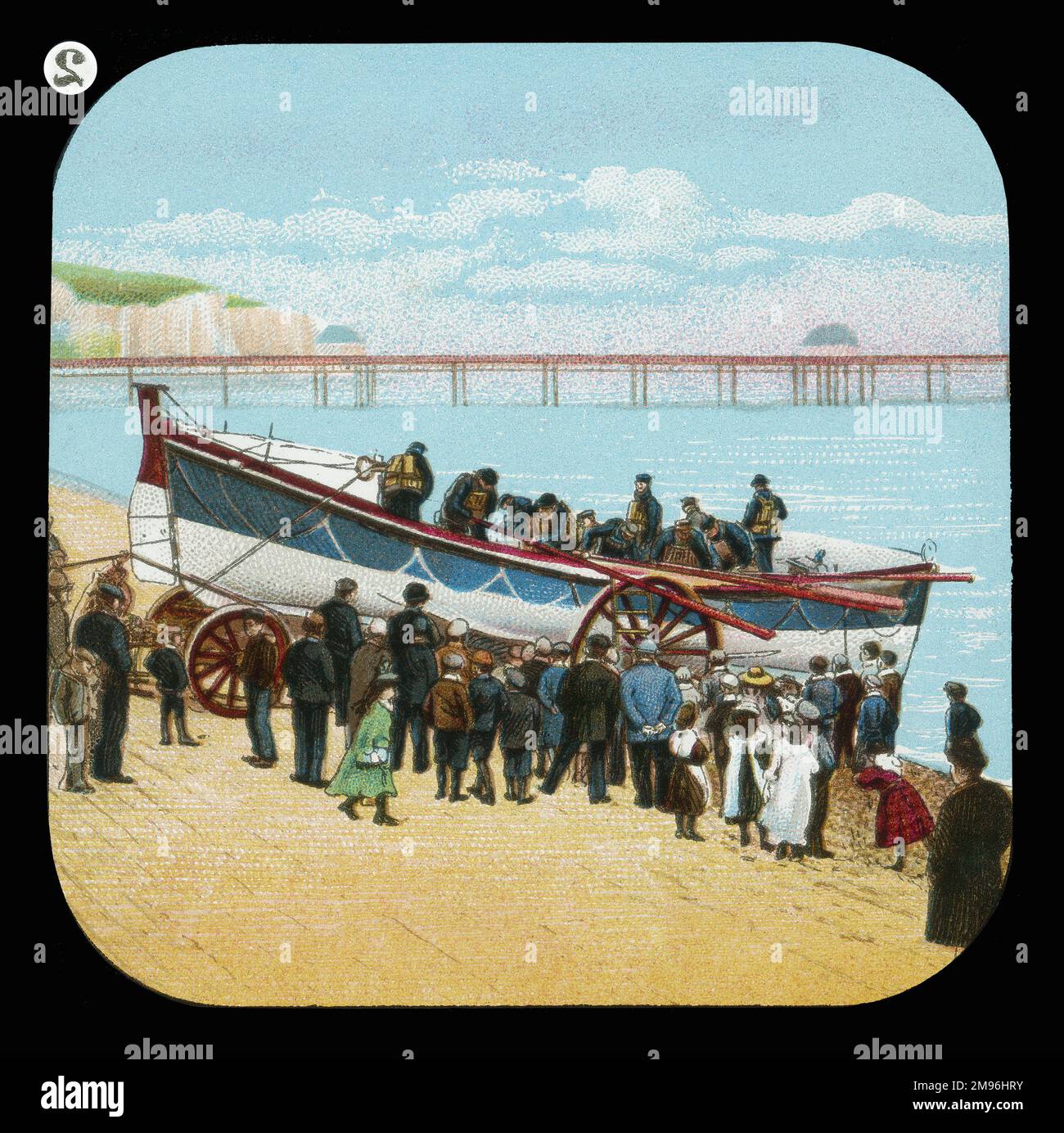 Rettungsboot-Männer in ihrem Rettungsboot am Strand, beobachtet von Einheimischen. Stockfoto