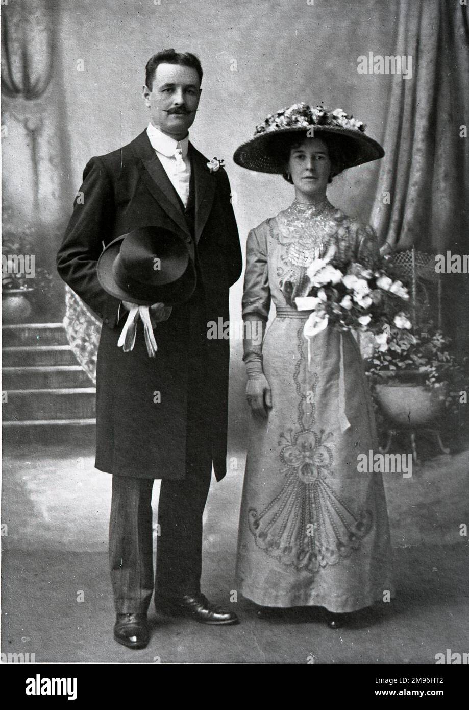 Ein Paar auf einem offiziellen Hochzeitsfoto. Stockfoto