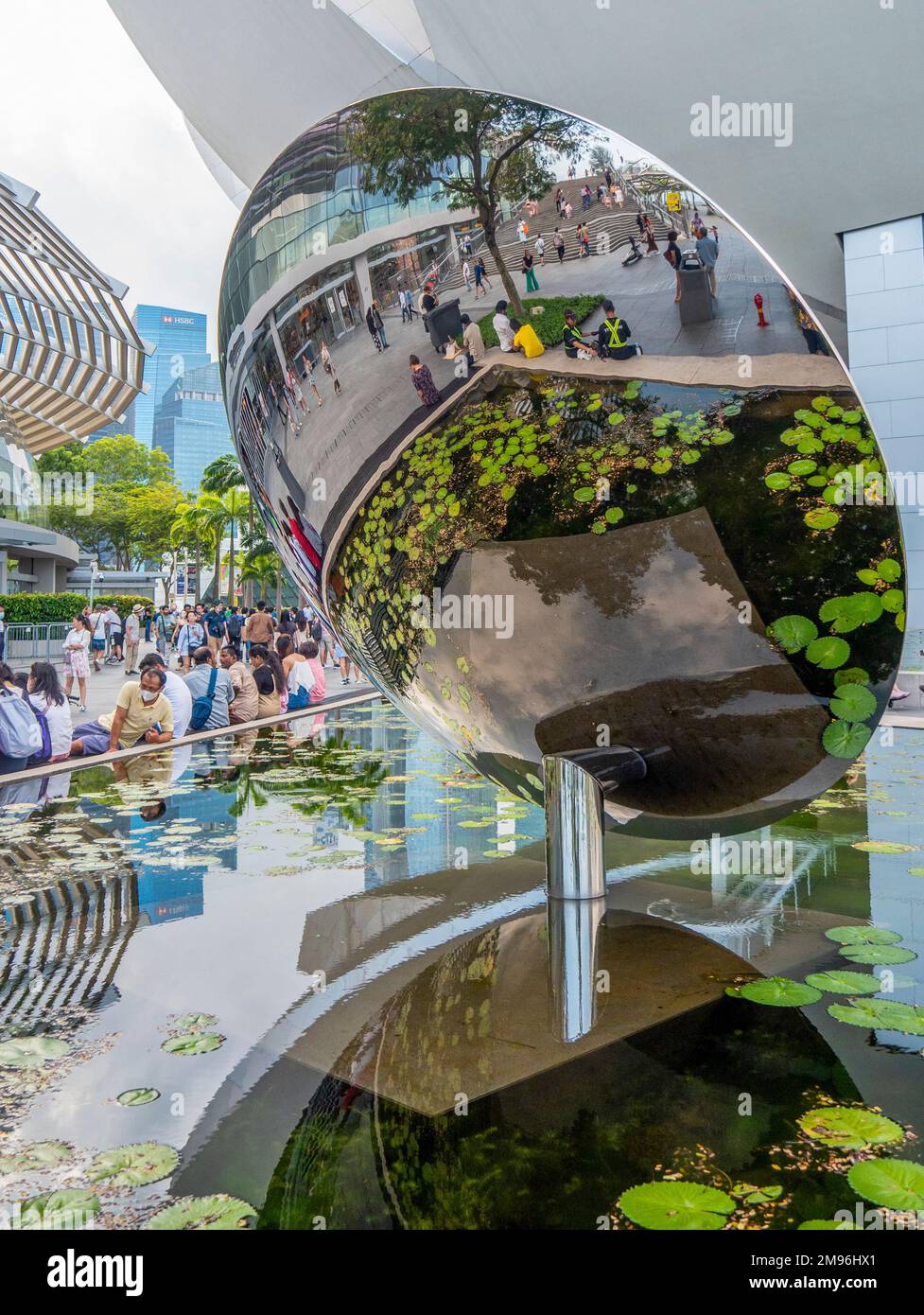 Skulptur Sky Mirror von Anish Kapoor Skulptor in einem Lilienteich im Marina Bay Sands Singapore. Stockfoto