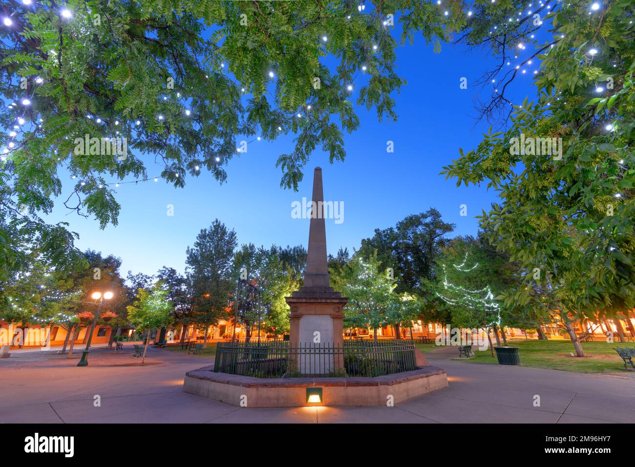Santa Fe, New Mexico, USA auf der Santa Fe Plaza mit dem Soldiers' Monument in der Abenddämmerung. Stockfoto