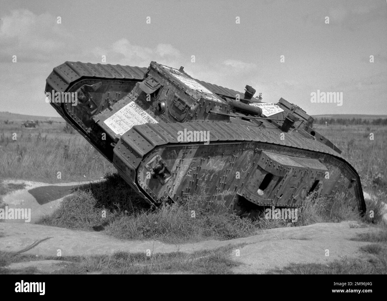 Ein Panzer, der während des Ersten Weltkriegs auf einem Feld aufgegeben wurde, mit einem Hinweis auf Französisch, der unter anderem besagt, dass es verboten ist, hinein zu gehen. Stockfoto