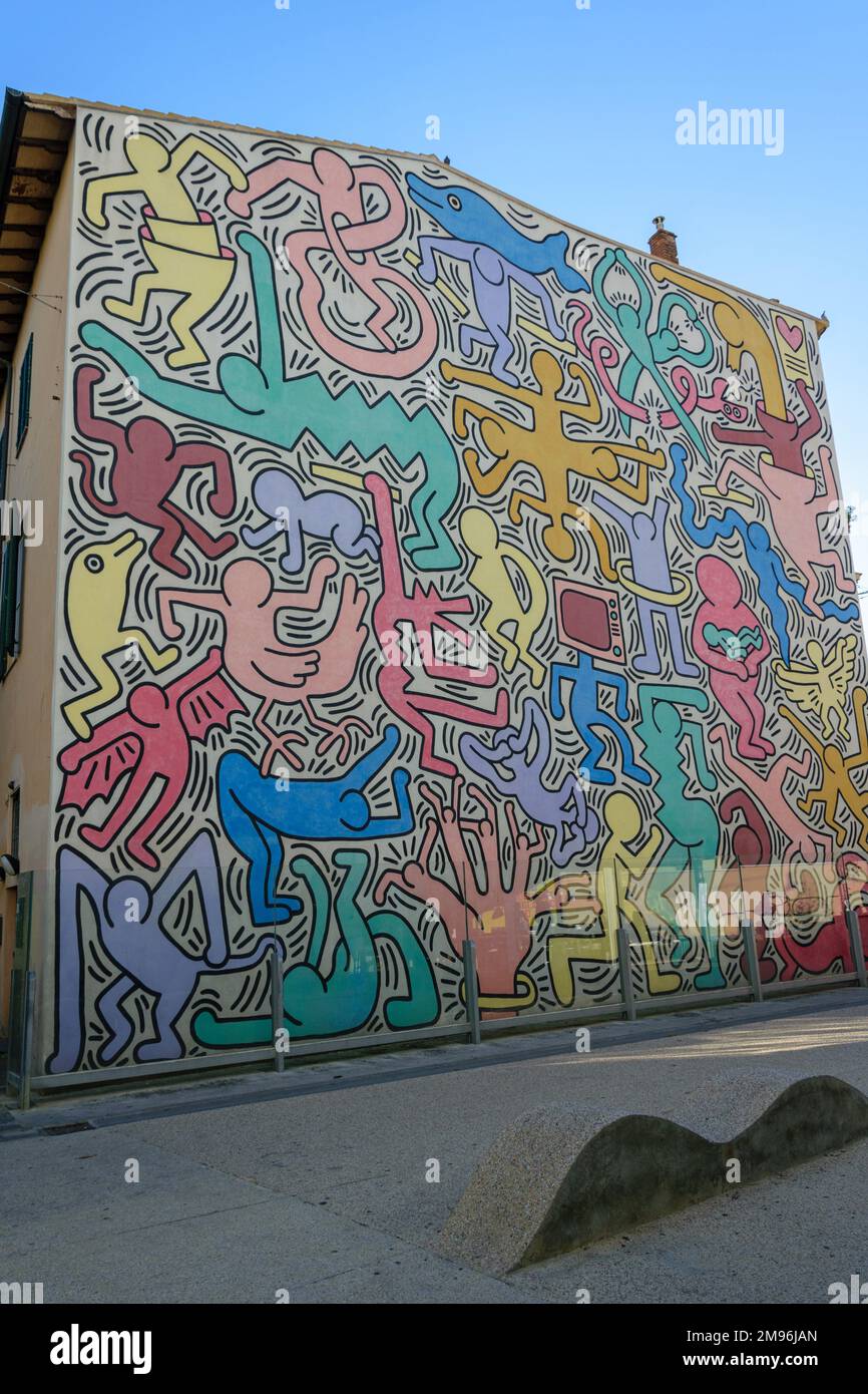 Eine Wand aus Graffiti-Kunst in Pisa, geschaffen vom berühmten Künstler Keith Haring in seinem unverwechselbaren Stil. Stockfoto