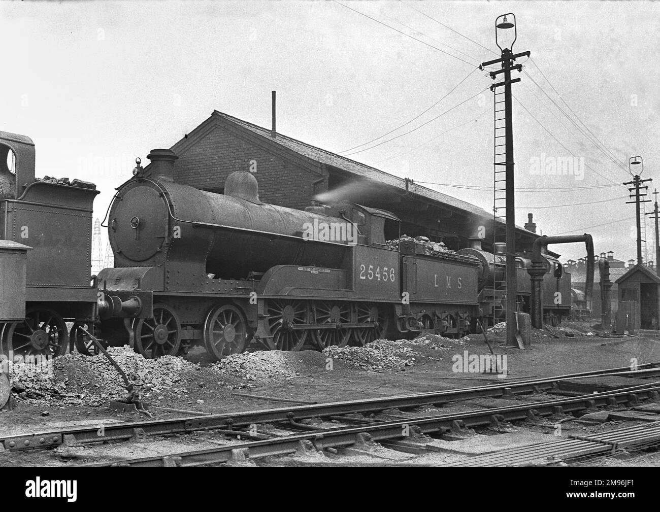 Eine LMS-Dampflok (London, Midland und Schottland) auf einer Eisenbahnstrecke. Stockfoto