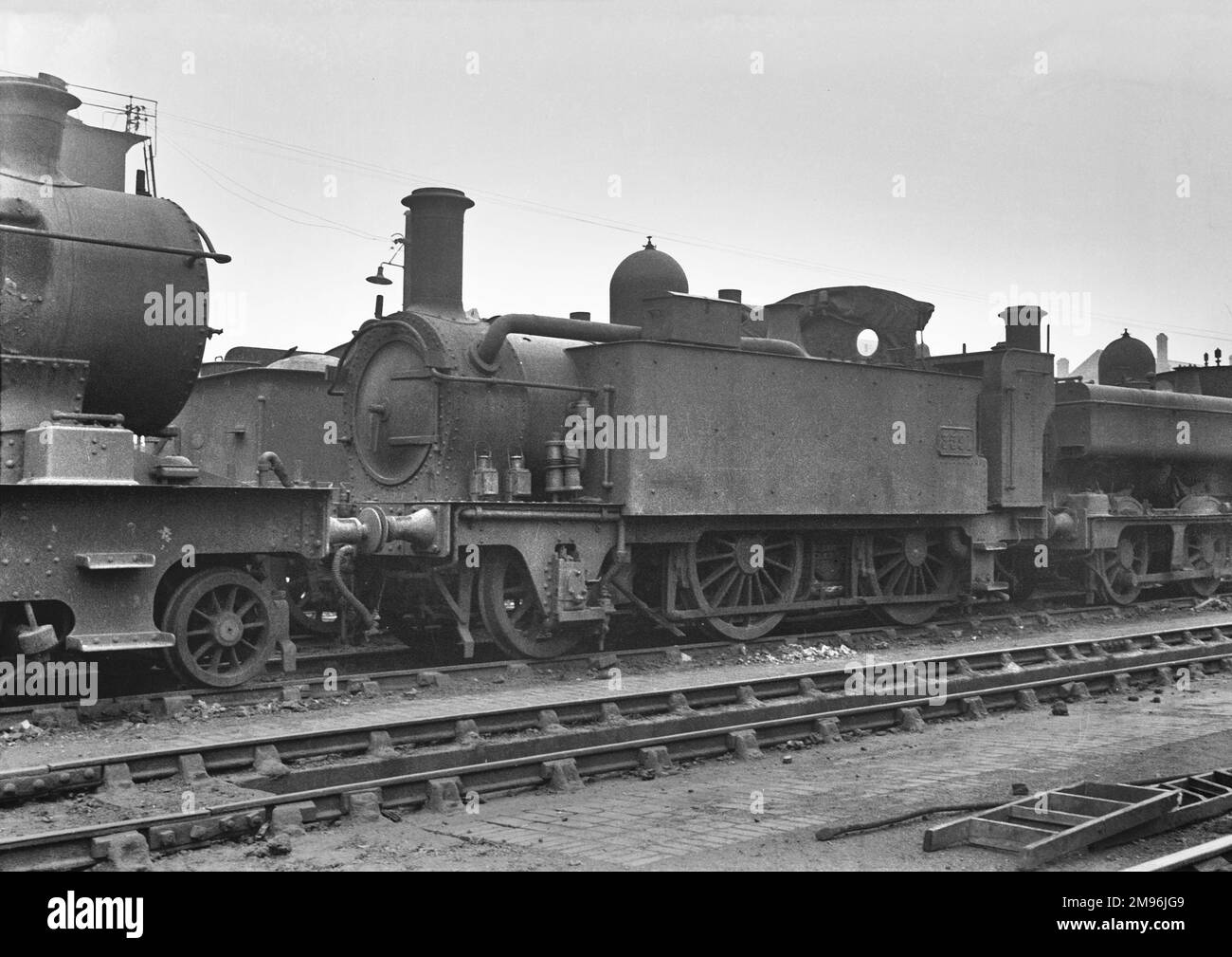 Eine Dampfmaschine auf einer Eisenbahnstrecke. Stockfoto
