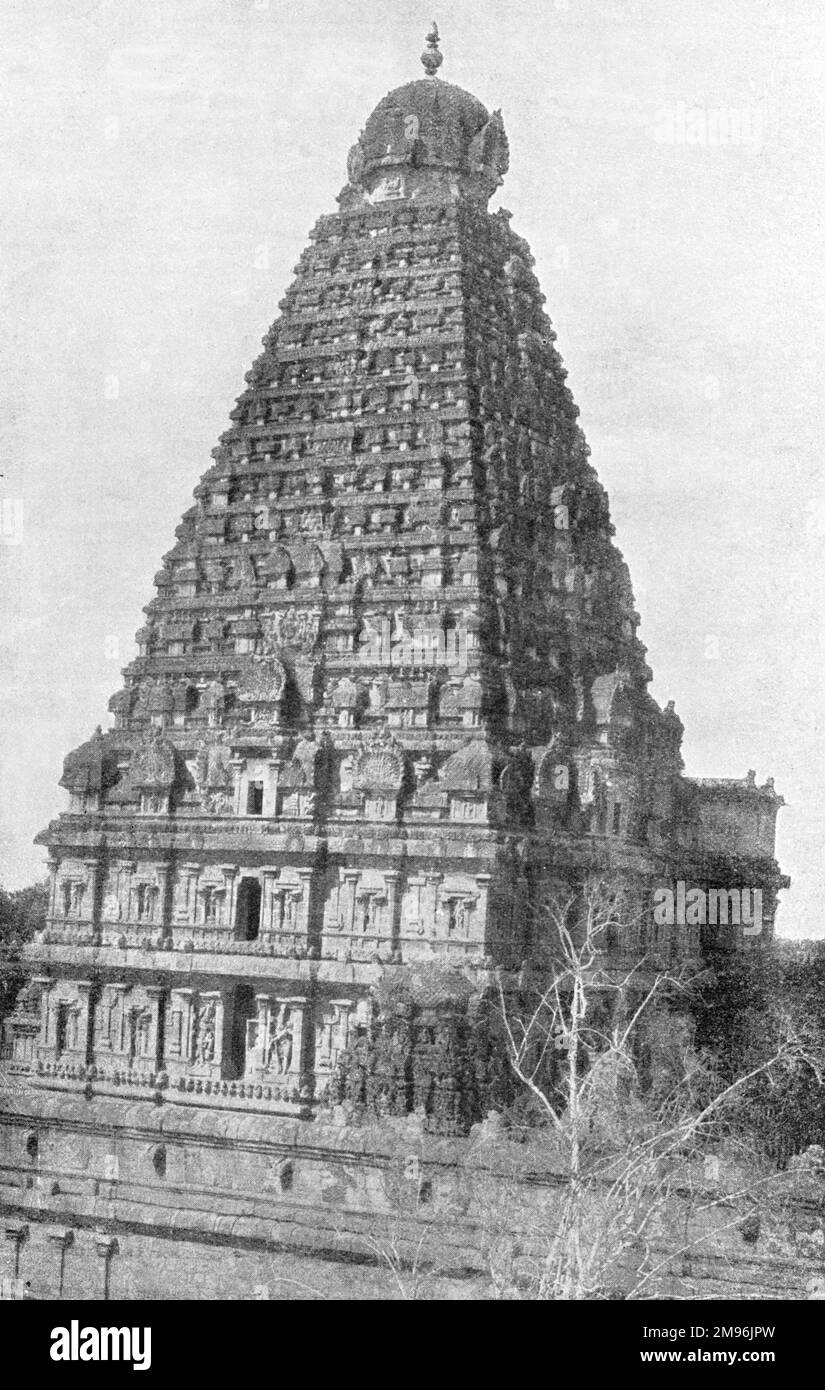 Die große Pagode in Tanjore, Madras, ihre wunderschönen geschnitzten Wände erheben sich wie eine Pyramide auf eine Höhe von 200 Fuß und werden von einer Kuppel gekrönt, die angeblich aus einem einzigen riesigen Stein besteht. Stockfoto