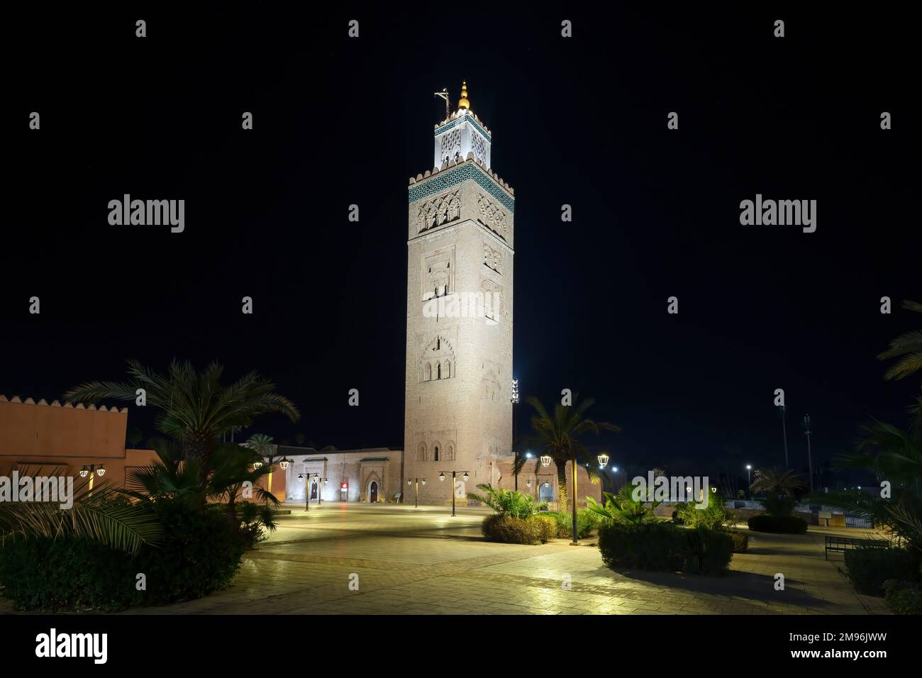 Blick auf die berühmte Koutoubia-Moschee bei Nacht, Marrakesch, Marokko Stockfoto