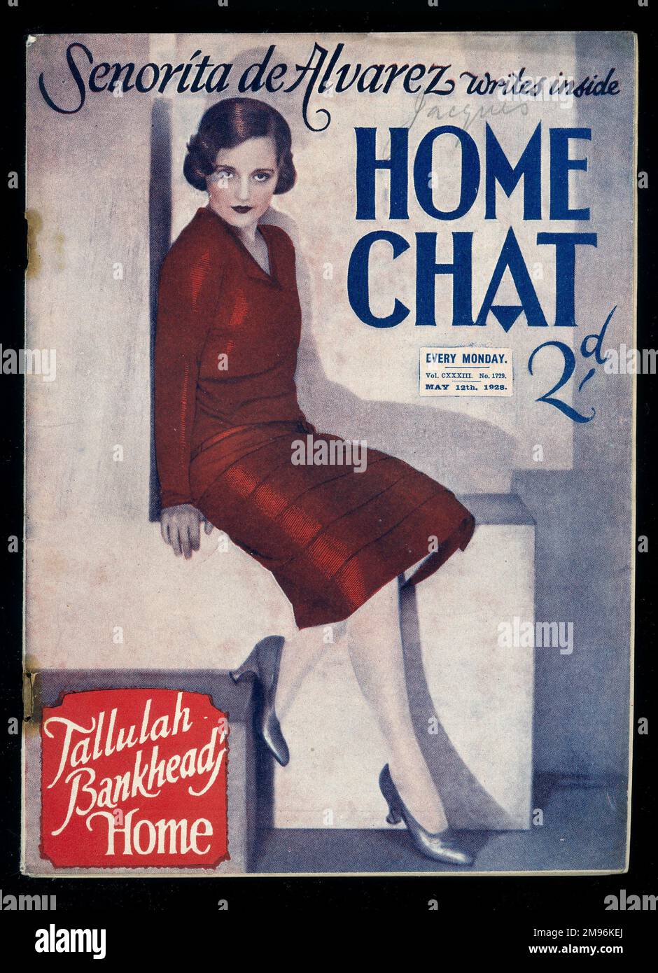 Titelseite des Magazins „Home Chat“ mit einem Artikel von Senorita de Alvarez und einem Artikel auf Tallulah Bankhead's Home, mit einem Porträt der Schauspielerin auf dem Cover, in einem dunkelroten Kleid. Stockfoto