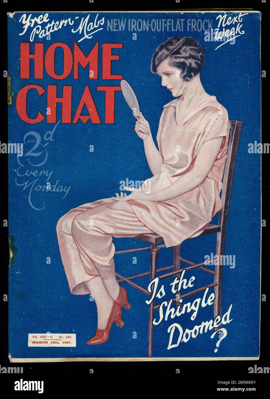 Titelseite des "Home Chat" Magazins, die fragt, ob die Schindel verdammt ist? Eine junge Frau, die ihre Frisur in einem Handspiegel ansieht. Stockfoto