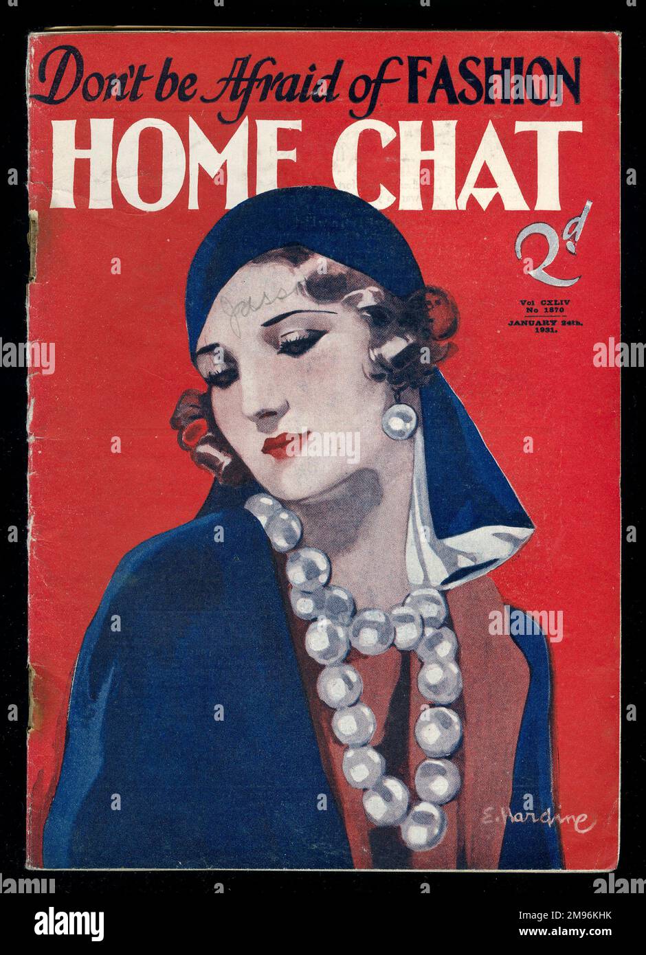 Titelseite des Magazins „Home Chat“ mit einem Artikel mit dem Titel „Don't Be Fear of Fashion“, der eine elegante Frau in einem königsblauen Mantel, einem passenden Hut und einer großen Perlenkette zeigt. Stockfoto