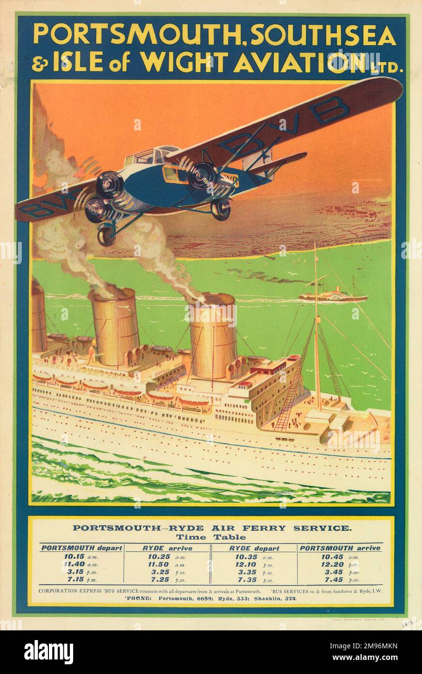 Poster, Portsmouth, Southsea & Isle of Wight Aviation Ltd, mit einem Passagierflugzeug, das über einem Kreuzfahrtschiff fliegt. Im Folgenden finden Sie einen Fahrplan für den Fährservice Portsmouth zum Ryde Air. Stockfoto