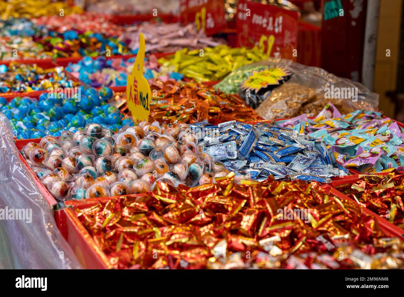Süßigkeiten sind auf dem Neujahrsmarkt in der Dihua Street in Taipeh vor dem Mondneujahr und dem Jahr des Hasen erhältlich. Stockfoto