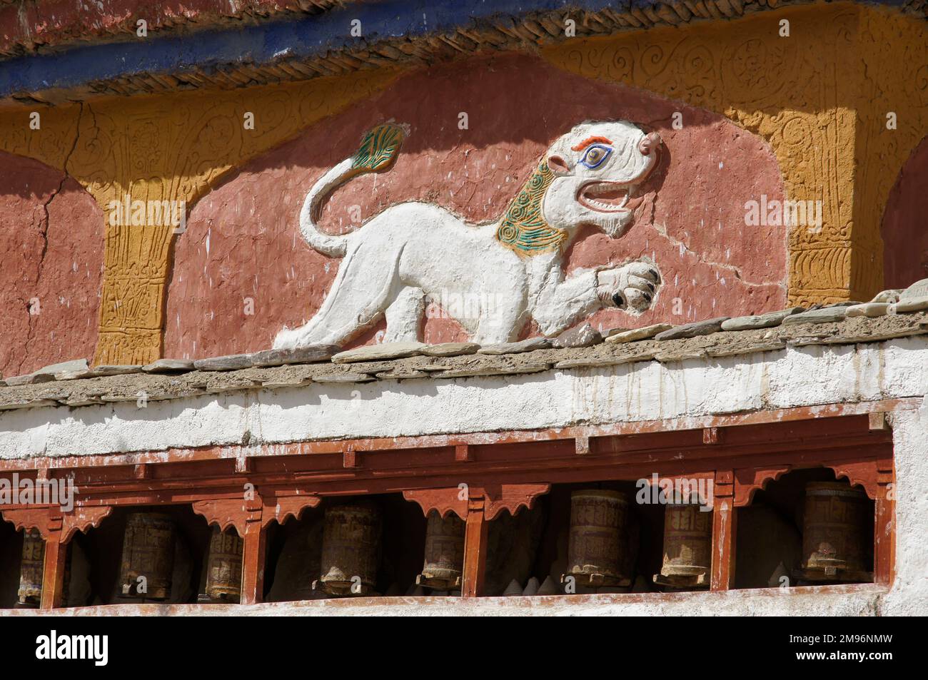 Indien, Jammu und Kaschmir, Ladakh, Lamayuru: Steinskulptur an einer olld Chorten im Lamayuru Kloster. Stockfoto
