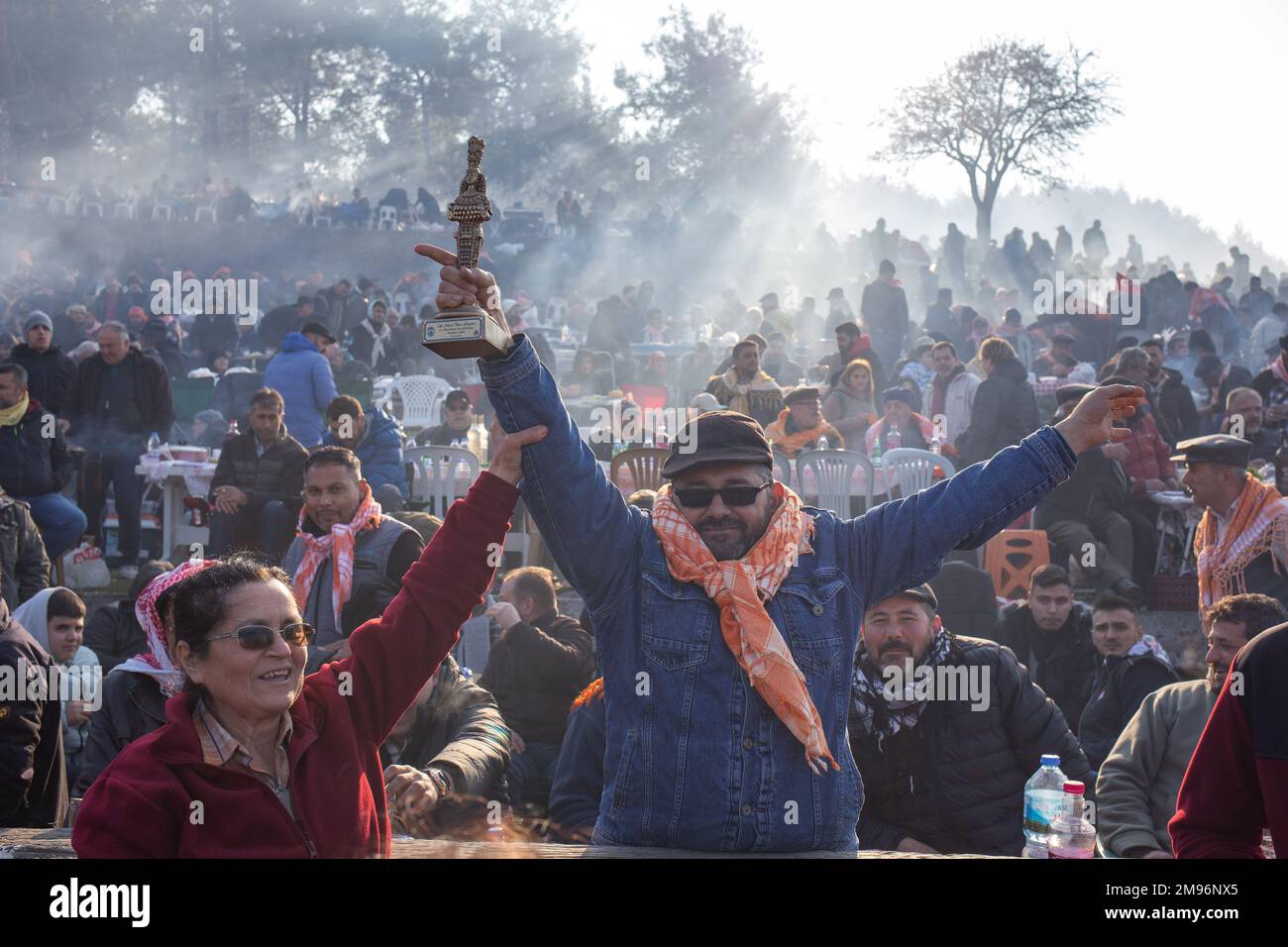 15. Januar 2023: Ein Kamelbesitzer posiert am 15. Januar 2023 beim traditionellen Kamelwrestling-Festival 41. in Selcuk, Aydin in der Türkei mit einer Erfolgtrophäe. Im Januar findet jedes Jahr die jährliche Kamelwrestling-Meisterschaft statt, die nur wenige Kilometer von Ephesus entfernt stattfindet, der Stätte der antiken griechischen Ruinen in der Nähe von Selcuk in der Türkei. Sie läuft bis Ende März, wenn ein Kamel bei einer siegreichen Feier als Sieger ausgewählt wird. (Kreditbild: © Tolga Ildun/ZUMA Press Wire) NUR REDAKTIONELLE VERWENDUNG! Nicht für den kommerziellen GEBRAUCH! Stockfoto