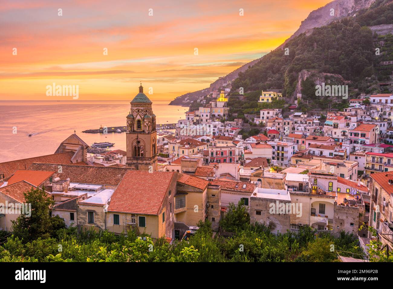 Amalfi, Italien, an der Amalfiküste in der Dämmerung. Stockfoto