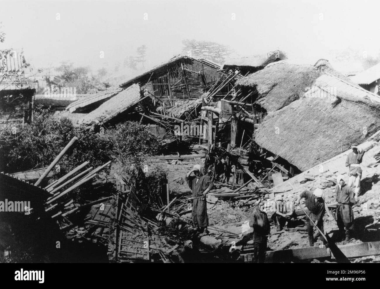 Das Erdbeben von Mino-Owari im Jahr 1891 ließ viele Hunderte von Häusern in Riunen zurück, und ihre Bewohner starben, verletzt, gefangen oder obdachlos. Dies geschah fast allen in der Stadt Biwajima. Stockfoto