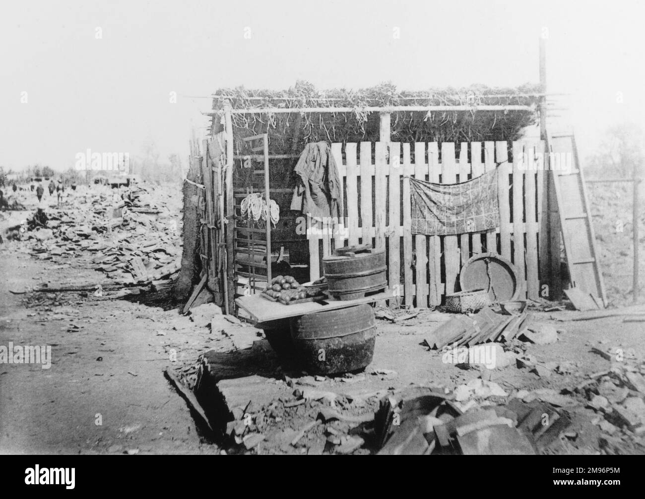 Ein provisorischer Laden, der nach dem Erdbeben in Mino-Owari im Jahr 1891 in Japan eingerichtet wurde, um die Einheimischen zu unterstützen. Für viele Hundert Menschen machten sie die Beben obdachlos und ohne Zugang zu Nahrung oder Wasser wurden Geschäfte wie dieser lebenswichtig für ihr Überleben. Stockfoto