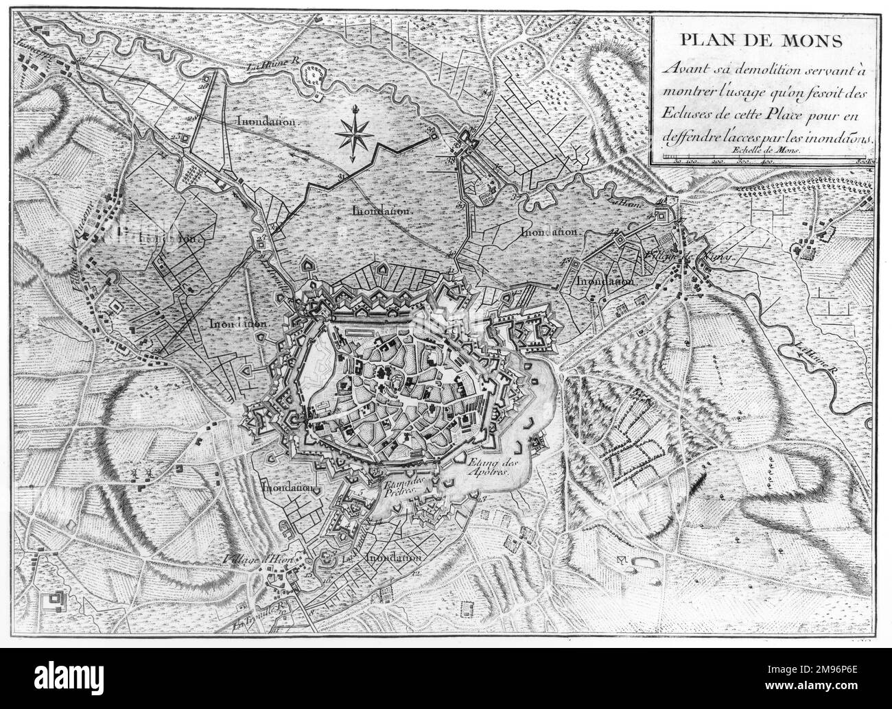 Eine detaillierte Gravur von 18. hundertjährigen Mons in Belgien, die zeigt, wie sie ihr Schleusensystem einsetzte, um die Stadt vor Überschwemmungen zu schützen. Stockfoto