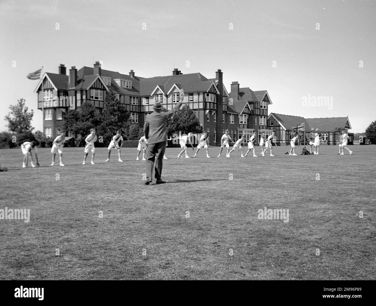 Eine Sportveranstaltung, ein 100-Yard-Sprint für Kinder unter 11 Jahren in Seaford, East Sussex. Die Jungs sind bereit für das Startsignal. Stockfoto