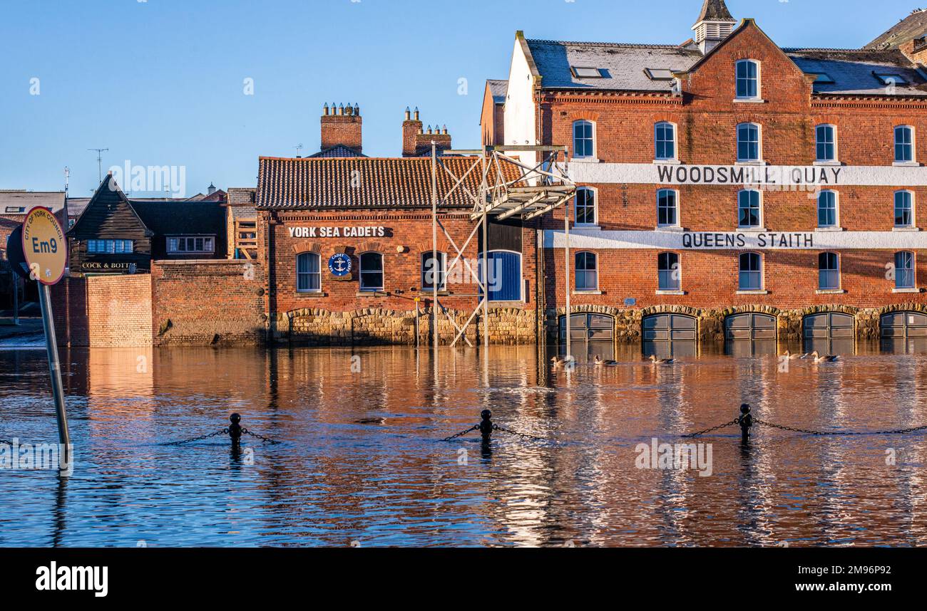 York, 17. Januar 2023. Der Fluss Ouse ist sehr hoch und es gibt Hochwasserwarnungen, während Yorkshire blauen Himmel, bittere Kälte und hellen Sonnenschein sieht. Bildnachweis: Ernesto Rogata/Alamy Live News Stockfoto