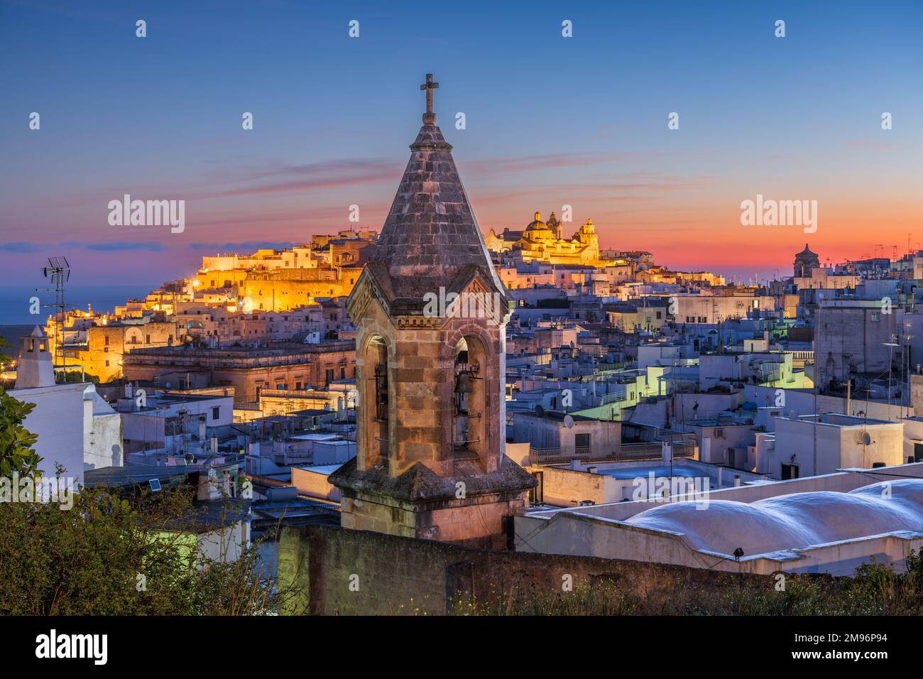 Ostuni, italienische Altstadt bei Sonnenaufgang. Stockfoto